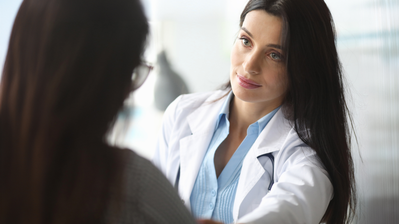 Mujer consulta con su médica sobre síntomas de la menopausia
