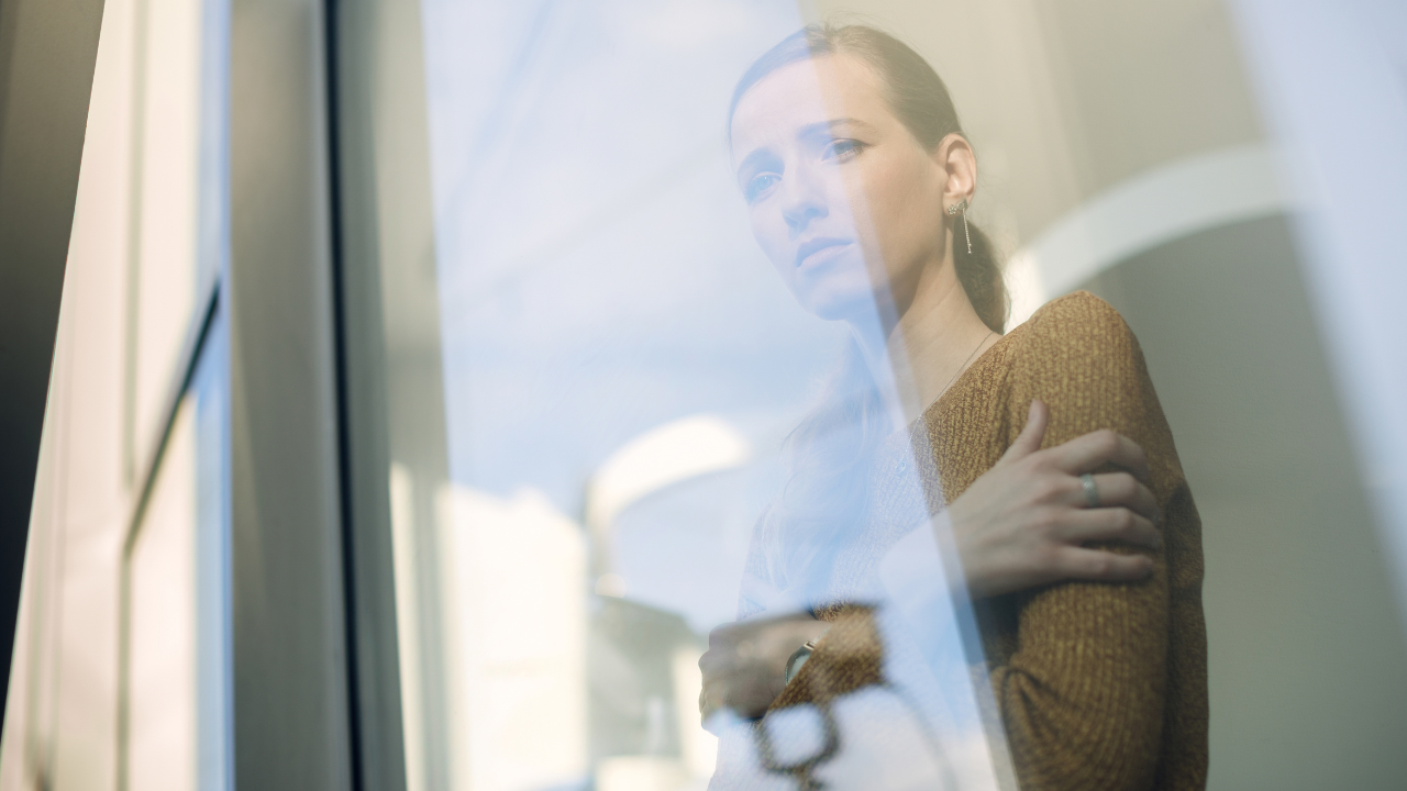 Mujer reflexiona sobre qué es la menopausia