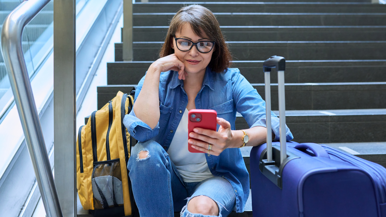 Viajero consultando la cobertura de su seguro de salud desde el aeropuerto