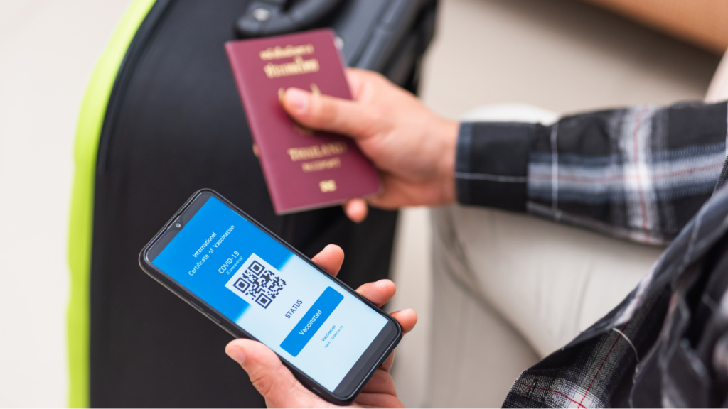 Viajero revisando su pasaporte y cartilla de vacunación internacional antes de viajar