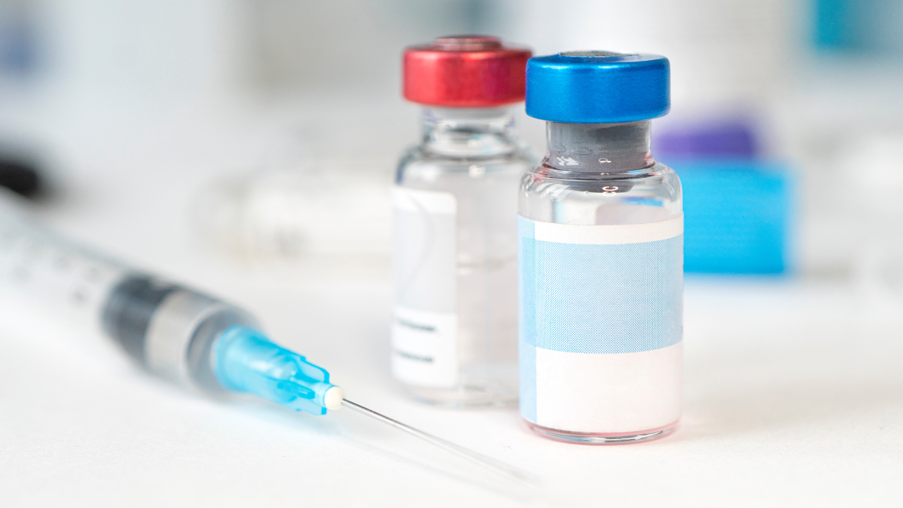 Viales de vacunas preparados en una consulta de medicina del viajero