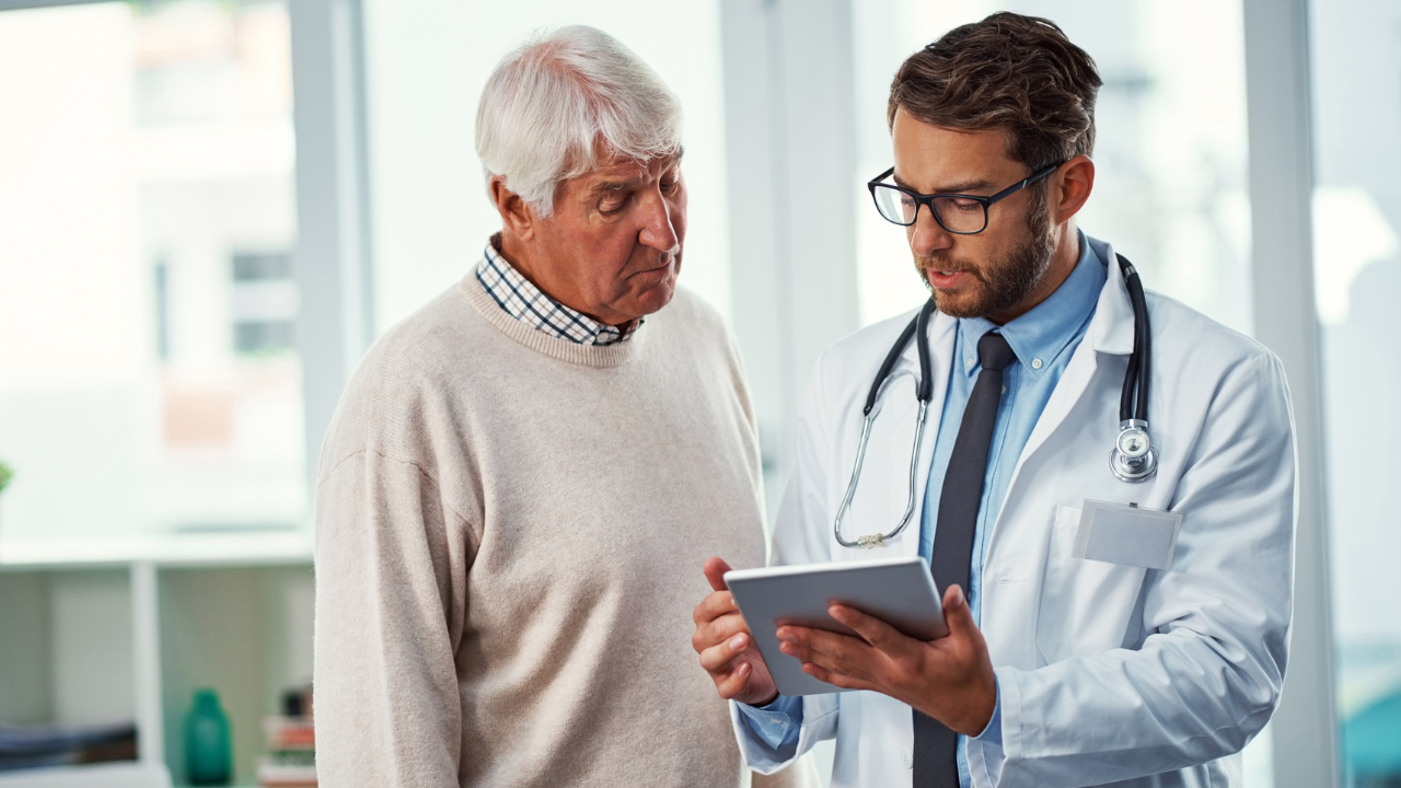 paciente consultando con su médico sobre una prueba diagnóstica